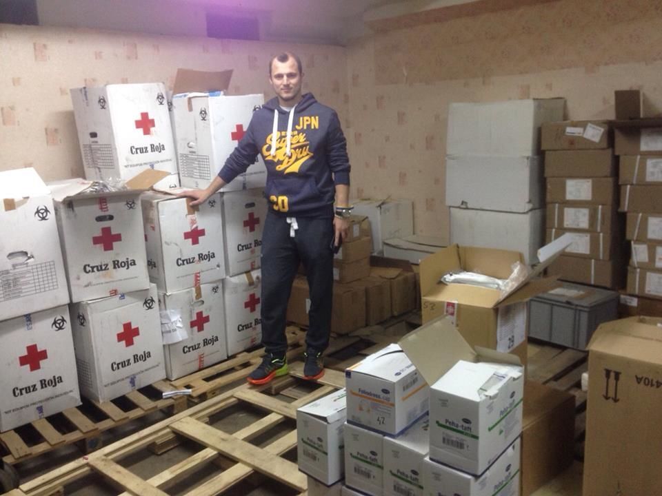 Футболист "Днепра" собрал фуру гуманитарной помощи для воинов АТО