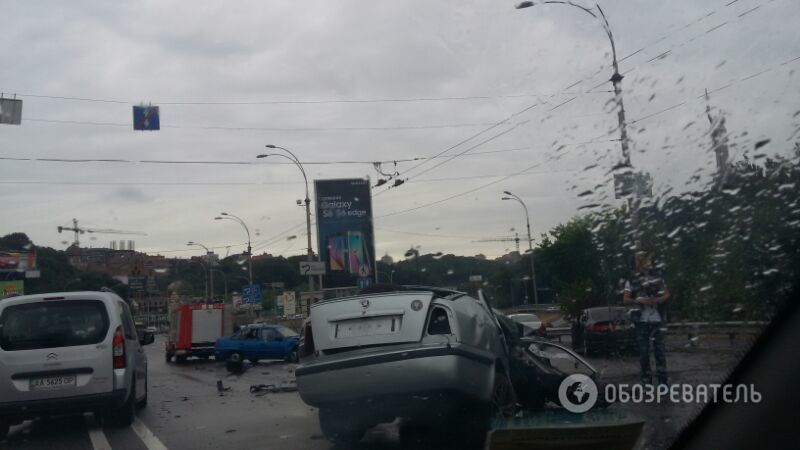 Авария парализовала движение на мосту Патона в Киеве: фото с места происшествия