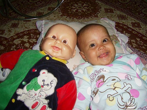 Дети, которые очень похожи на своих кукол: 20 удивительных фото