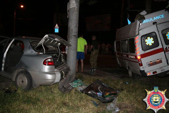 У Маріуполі в "швидку" з пораненими бійцями "Азова" врізався "Ланос": фото