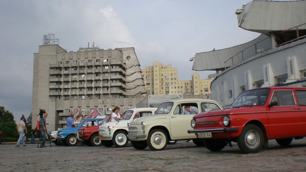 Машина-зверь! В Днепропетровске в "ушастый" "Запорожец" впихнули 12 человек: фотофакт