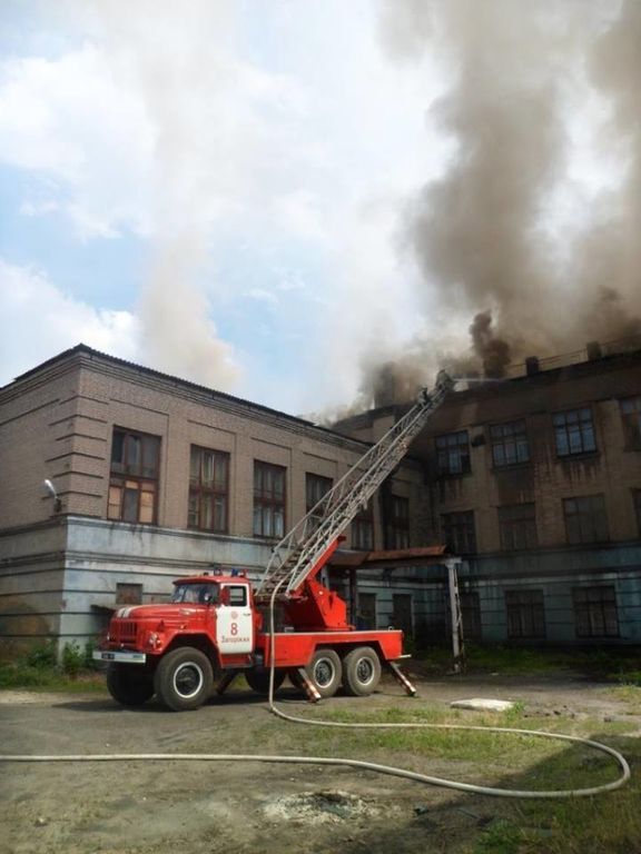 В Запорожье вспыхнула школа: фото с места событий