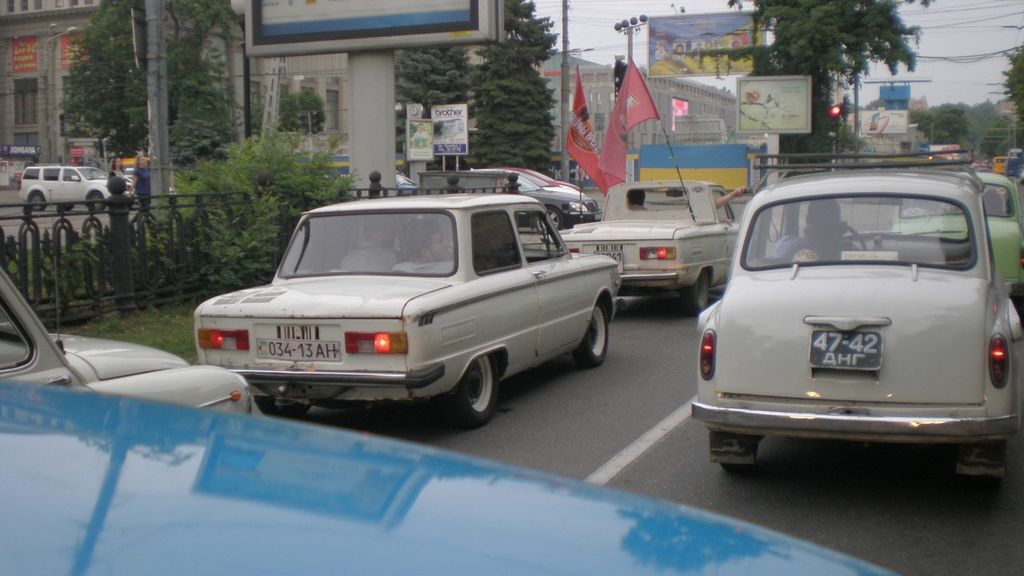 Машина-зверь! В Днепропетровске в "ушастый" "Запорожец" впихнули 12 человек: фотофакт