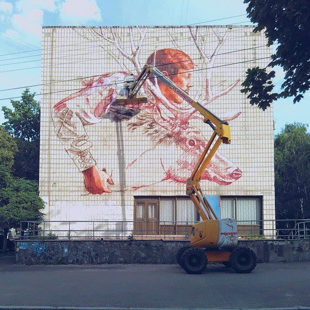 Будівлю СЕС у Києві прикрасили оленем: фотофакт