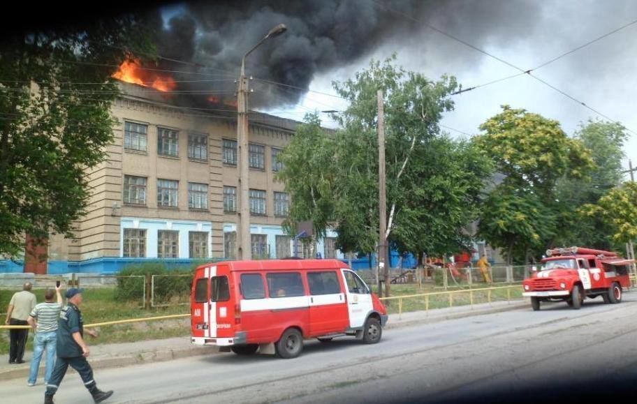 В Запорожье вспыхнула школа: фото с места событий