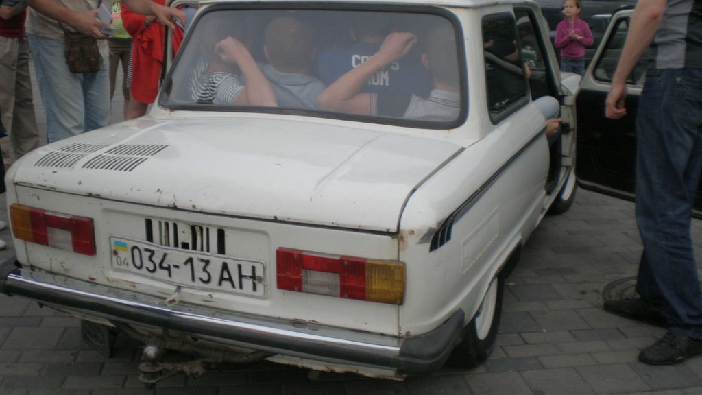 Машина-зверь! В Днепропетровске в "ушастый" "Запорожец" впихнули 12 человек: фотофакт