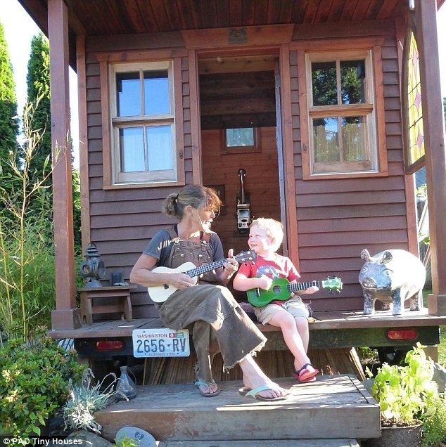 В США женщина 11 лет счастливо живет в уютном домике на 8 кв.м