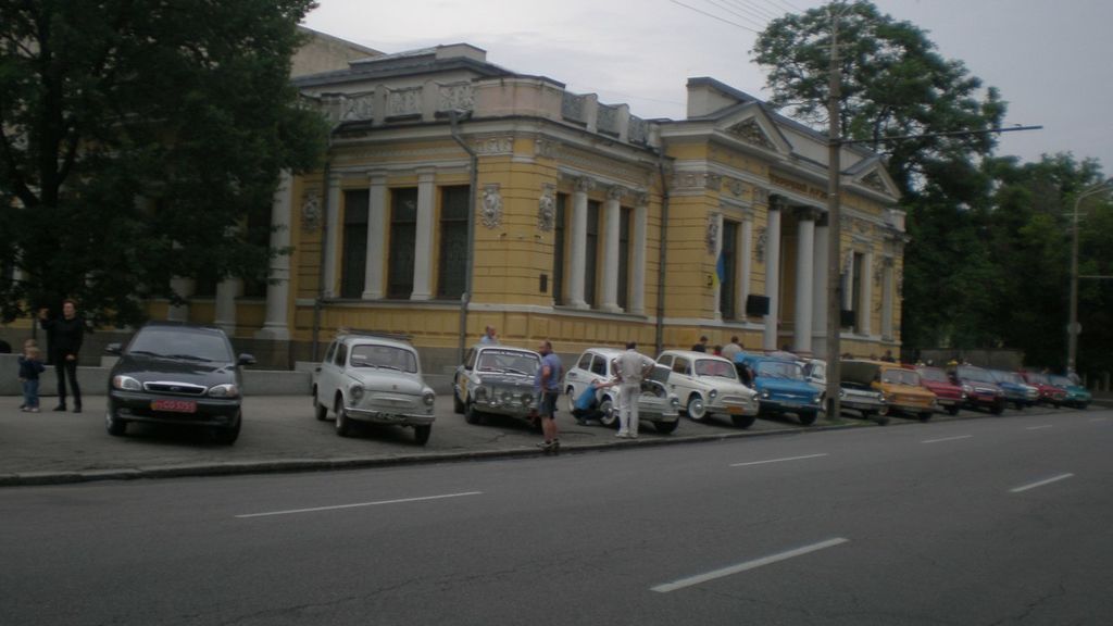 Машина-зверь! В Днепропетровске в "ушастый" "Запорожец" впихнули 12 человек: фотофакт