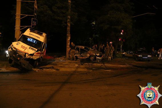 У Маріуполі в "швидку" з пораненими бійцями "Азова" врізався "Ланос": фото