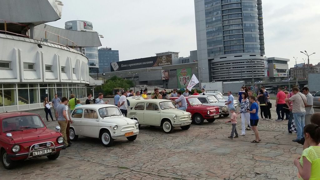 Машина-зверь! В Днепропетровске в "ушастый" "Запорожец" впихнули 12 человек: фотофакт