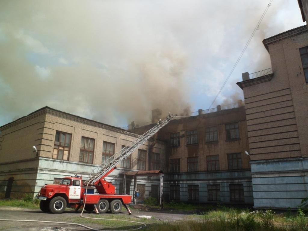 У Запоріжжі спалахнула школа: фото з місця подій