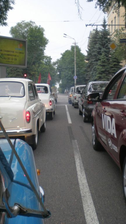 Машина-зверь! В Днепропетровске в "ушастый" "Запорожец" впихнули 12 человек: фотофакт