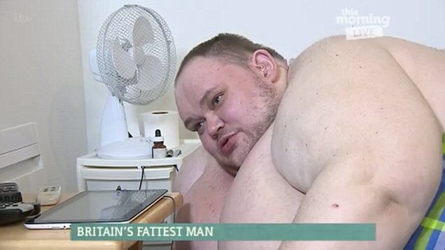 Самый толстый человек Британии умер в возрасте 33 лет: как парень растолстел от горя до 413 кг