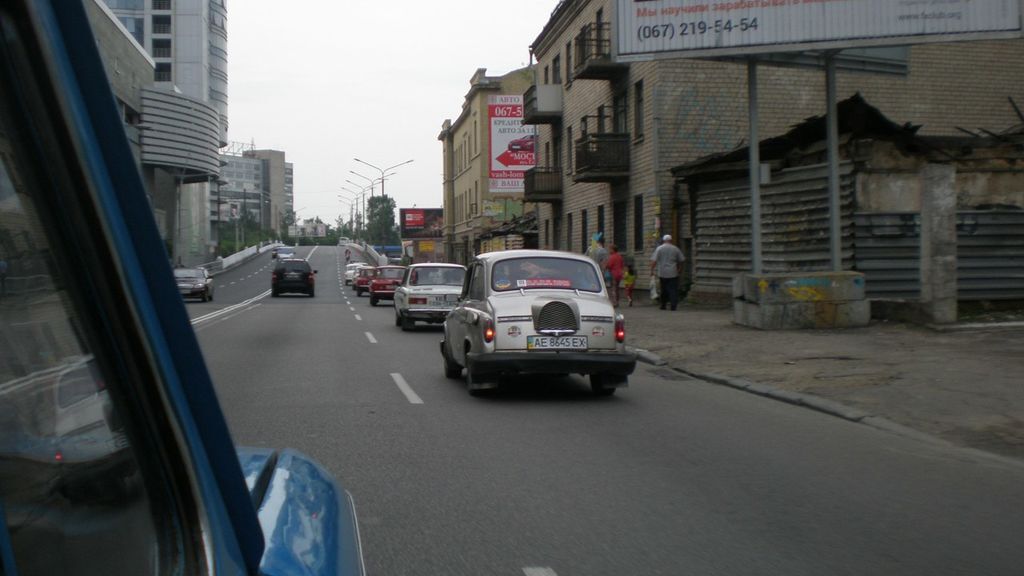 Машина-зверь! В Днепропетровске в "ушастый" "Запорожец" впихнули 12 человек: фотофакт