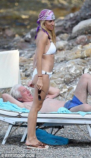 65-летний Ричард Гир развлекся на пляже со своей горячей 32-летней подругой