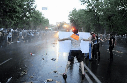 У Єревані "Майдан" жорстоко розганяли кийками та водометами: фотофакт