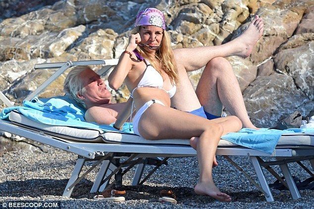 65-летний Ричард Гир развлекся на пляже со своей горячей 32-летней подругой