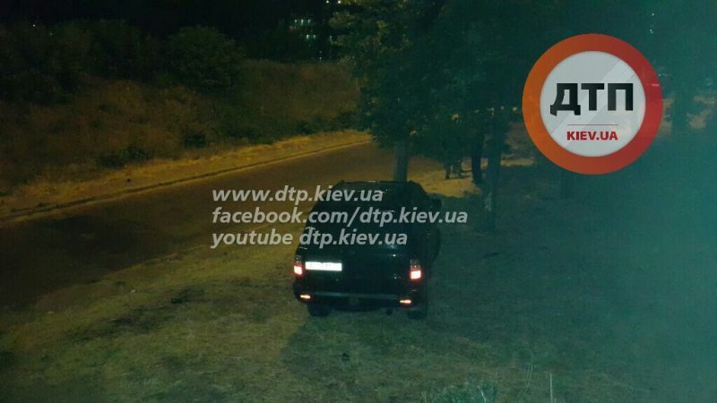 Загадочное ночное ДТП в Киеве: джип съехал с крутого склона