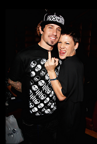 600 лет назад родился главный неприличный жест: потрясающая история "среднего пальца"