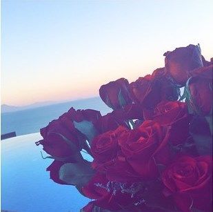 Футболист "Шахтера" засыпал жену розами: эффектные фото