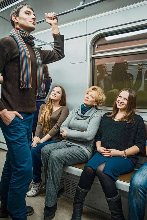В Киеве придумали плакаты про мужчин, которые не уступают место в метро