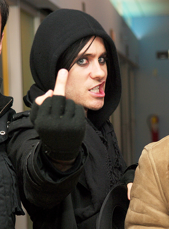 600 лет назад родился главный неприличный жест: потрясающая история "среднего пальца"