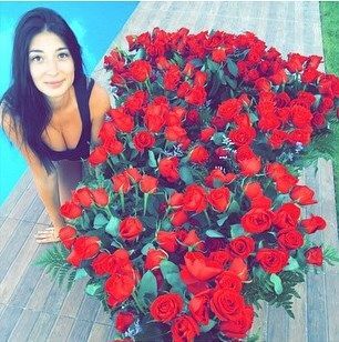 Футболист "Шахтера" засыпал жену розами: эффектные фото