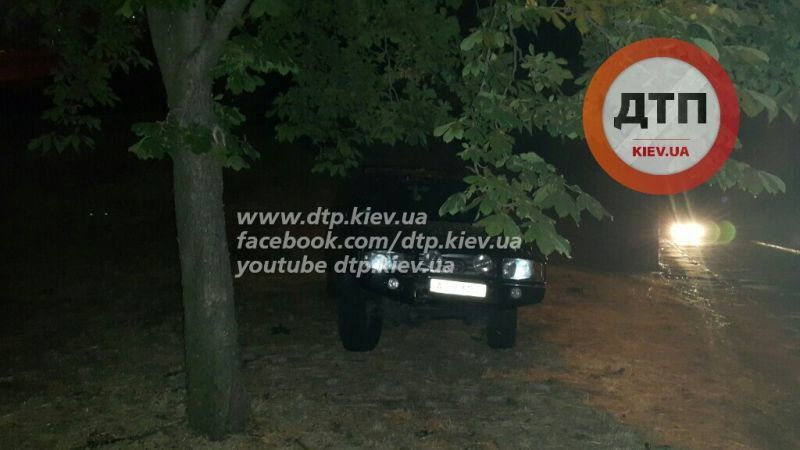Загадкове нічне ДТП у Києві: джип з'їхав із крутого схилу