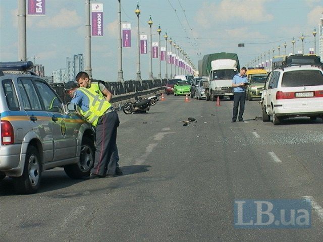 ДТП с мотоциклом на мосту Патона в Киеве: стали известны подробности 