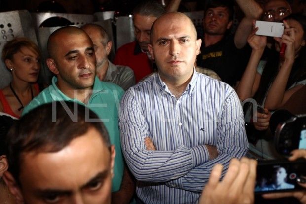 У Вірменії депутати "закрили собою" народ від поліції: фоторепортаж і відеофакт