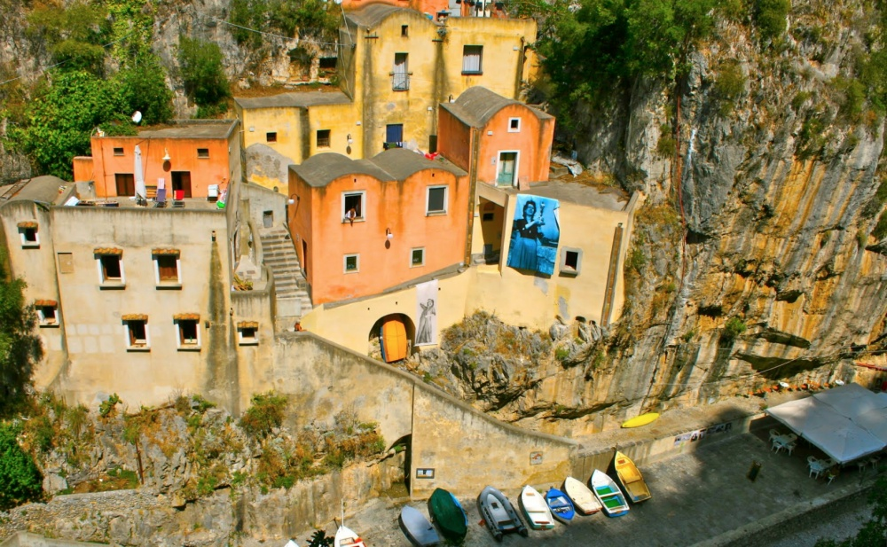 Удивительная деревня в Италии, которой не существует