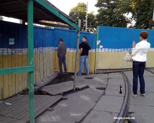 В Киеве пристыдили справляющих нужду под заборами: фотофакт