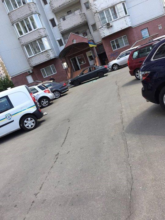 У Києві хуліган розгромив іномарку у дворі висотки: фотофакт