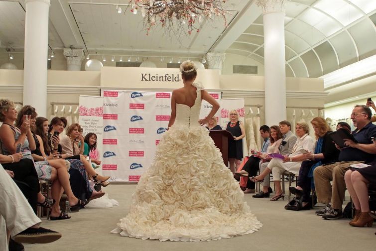 Конкурс свадебных платьев из туалетной бумаги: шикарные работы дизайнеров