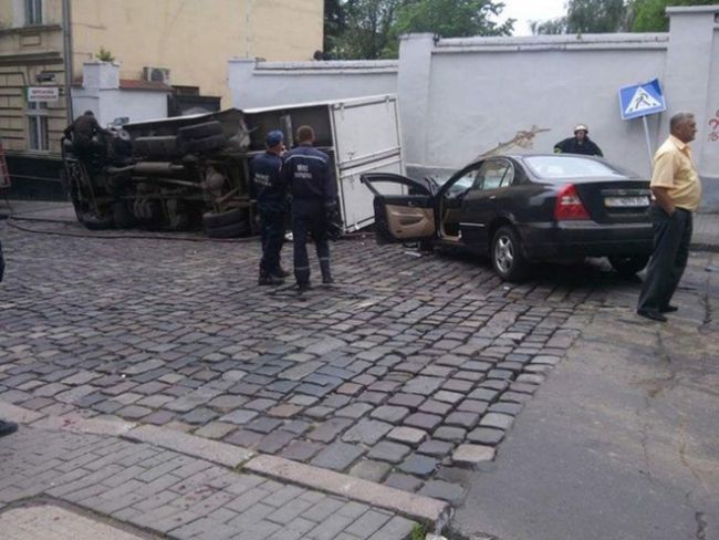 В центре Львова грузовик с водкой устроил серьезное ДТП: фото происшествия