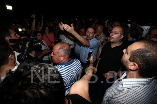 В Армении депутаты "закрыли собой" народ от полиции: фоторепортаж и видеофакт