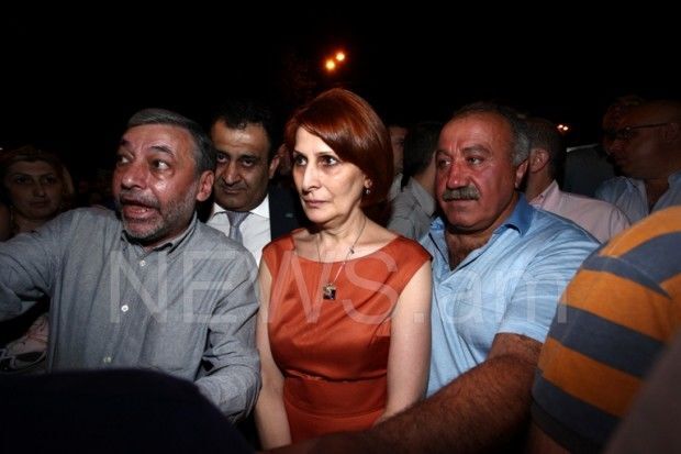 У Вірменії депутати "закрили собою" народ від поліції: фоторепортаж і відеофакт