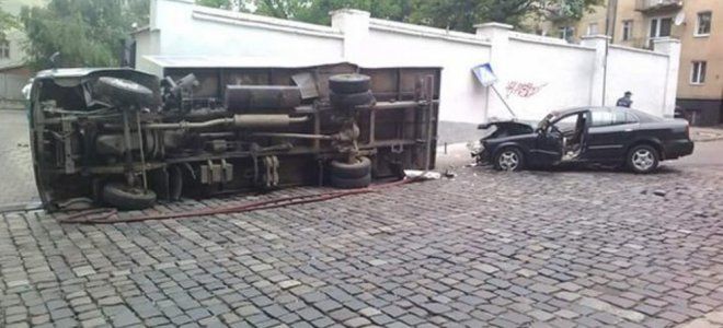 В центре Львова грузовик с водкой устроил серьезное ДТП: фото происшествия