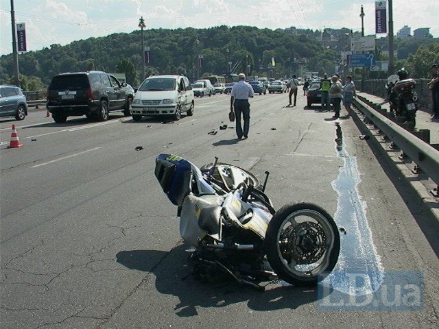 ДТП с мотоциклом на мосту Патона в Киеве: стали известны подробности 