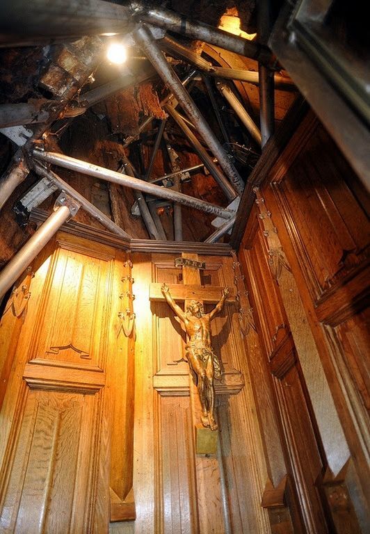 Невероятная находка: старинная часовня внутри 1000-летнего дуба