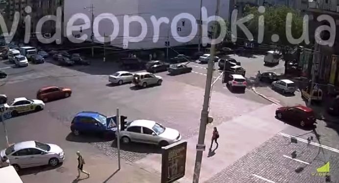ДТП в Киеве: девушка-водитель не увидела притормозивший автомобиль