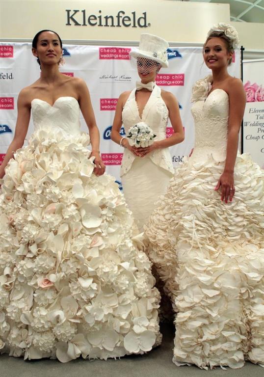 Конкурс свадебных платьев из туалетной бумаги: шикарные работы дизайнеров