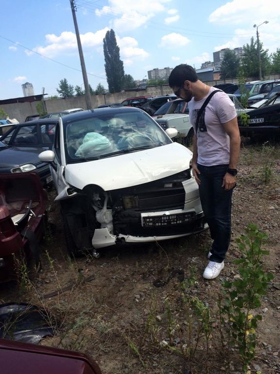 У Києві невідомі розбили автомобіль співака Козловського