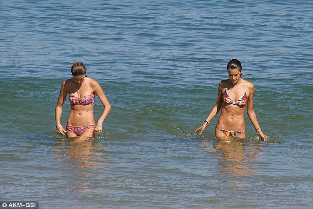 34-летняя Алессандра Амбросио произвела фурор на пляже в Бразилии 