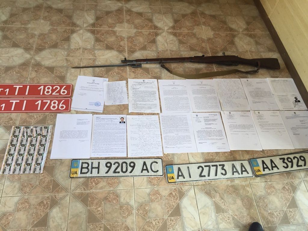 У будинку голови Апеляційного суду Києва провели обшук: знайшли зброю і секретні документи