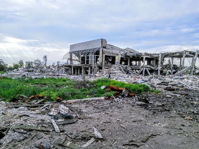 Руины и ветер: в сети показали фото остатков луганского аэропорта