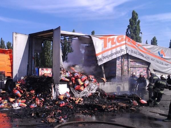 В Киеве загорелся прицеп с углем