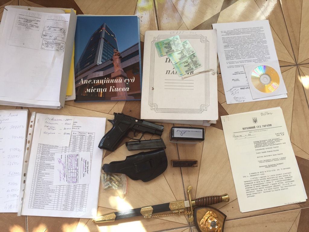 В доме главы Апелляционного суда Киева провели обыск: нашли оружие и секретные документы