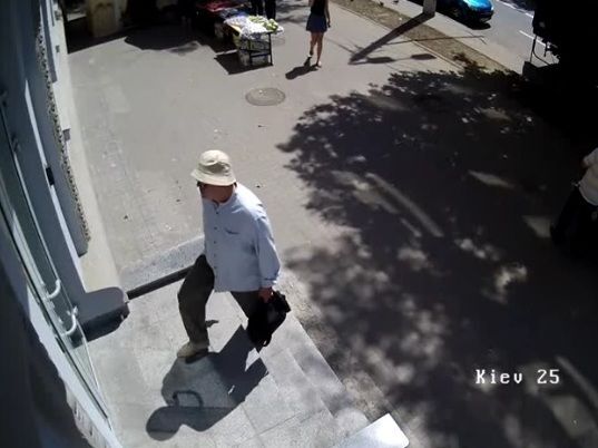Пограбування банку в Києві: опубліковано відео з місця події 