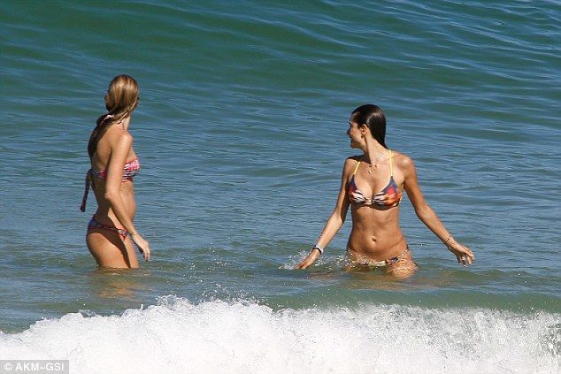  34-річна Алессандра Амбросіо викликала фурор на пляжі в Бразилії